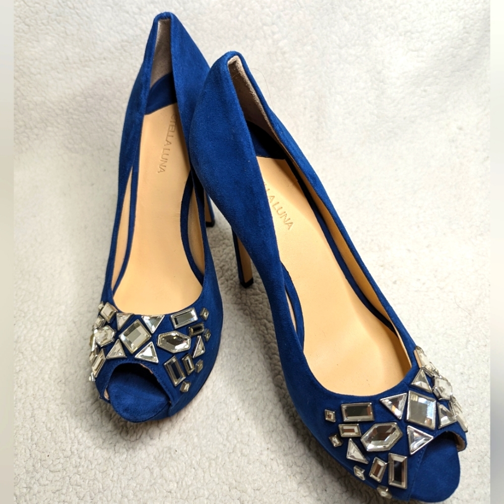BEAUTIFUL ELEGANT Stella Luna Suede Heels!!
